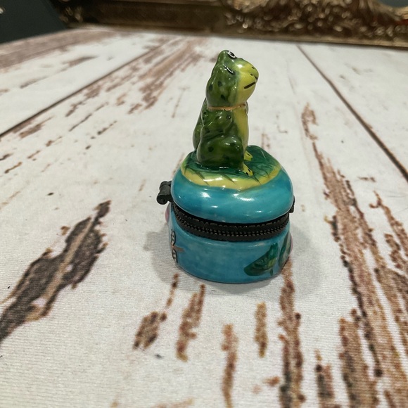 TWO FROGS IN LOVE HINGED TRINKET BOX - Picture 4 of 8